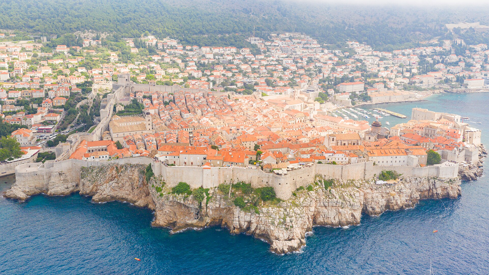 Stadsmuren och den branta kusten vid Dubrovniks gamla stad