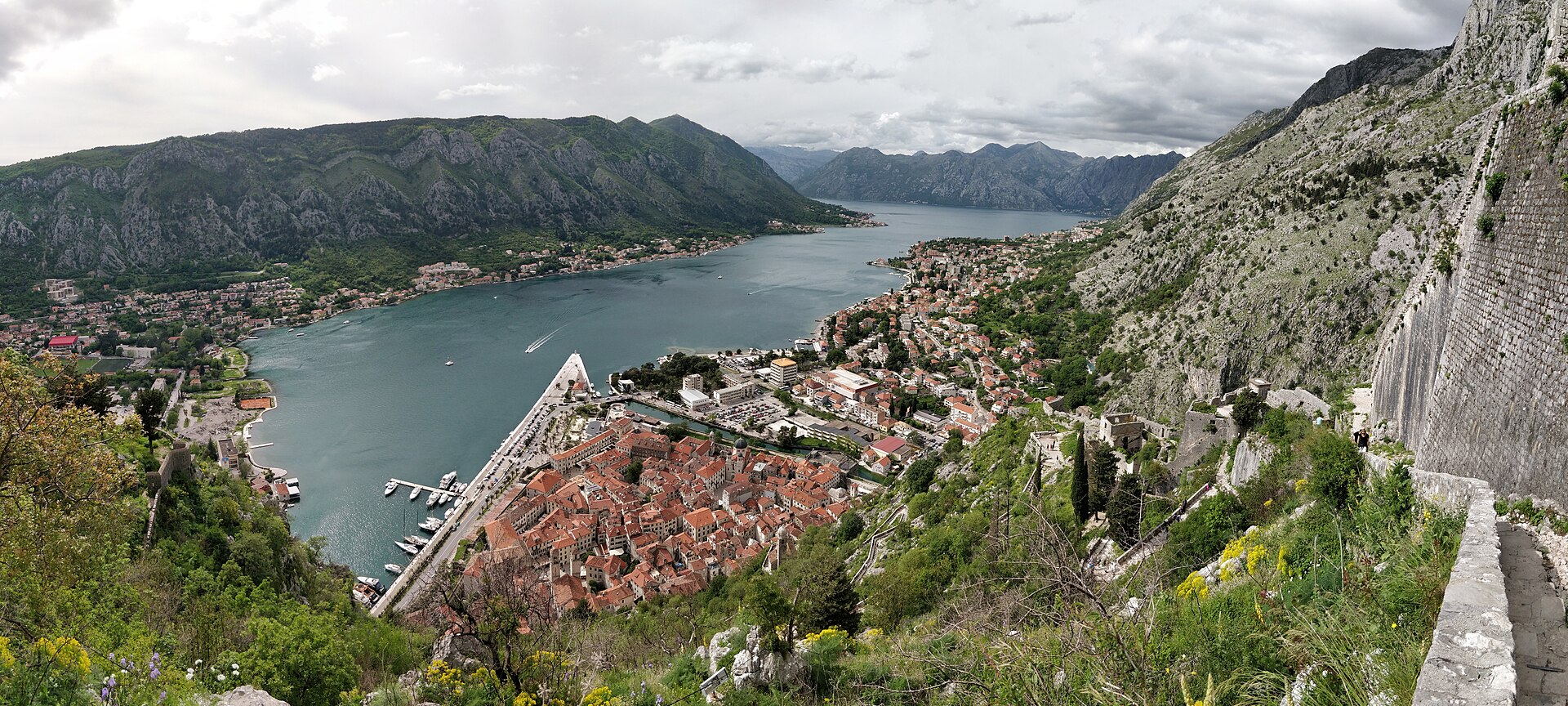 Kotorbukten och Kotors gamla stad i Montenegro