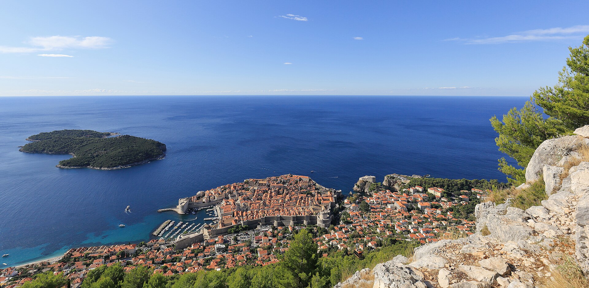 Dubrovnik och Lokrum sedda från berget Srđ