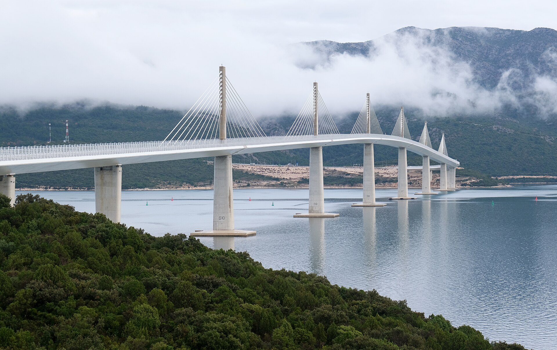 Pelješacbron över havet norr om Dubrovnik