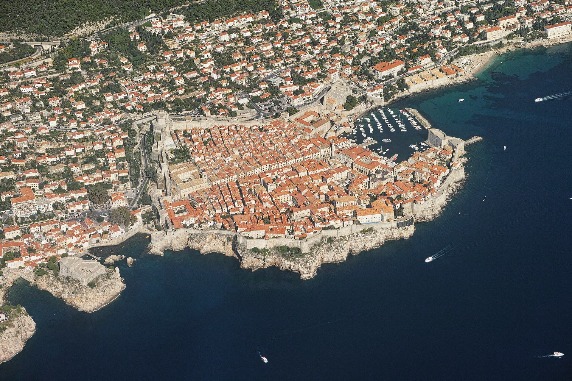 Dubrovniks gamla stad innanför stadsmurarna sedd från luften
