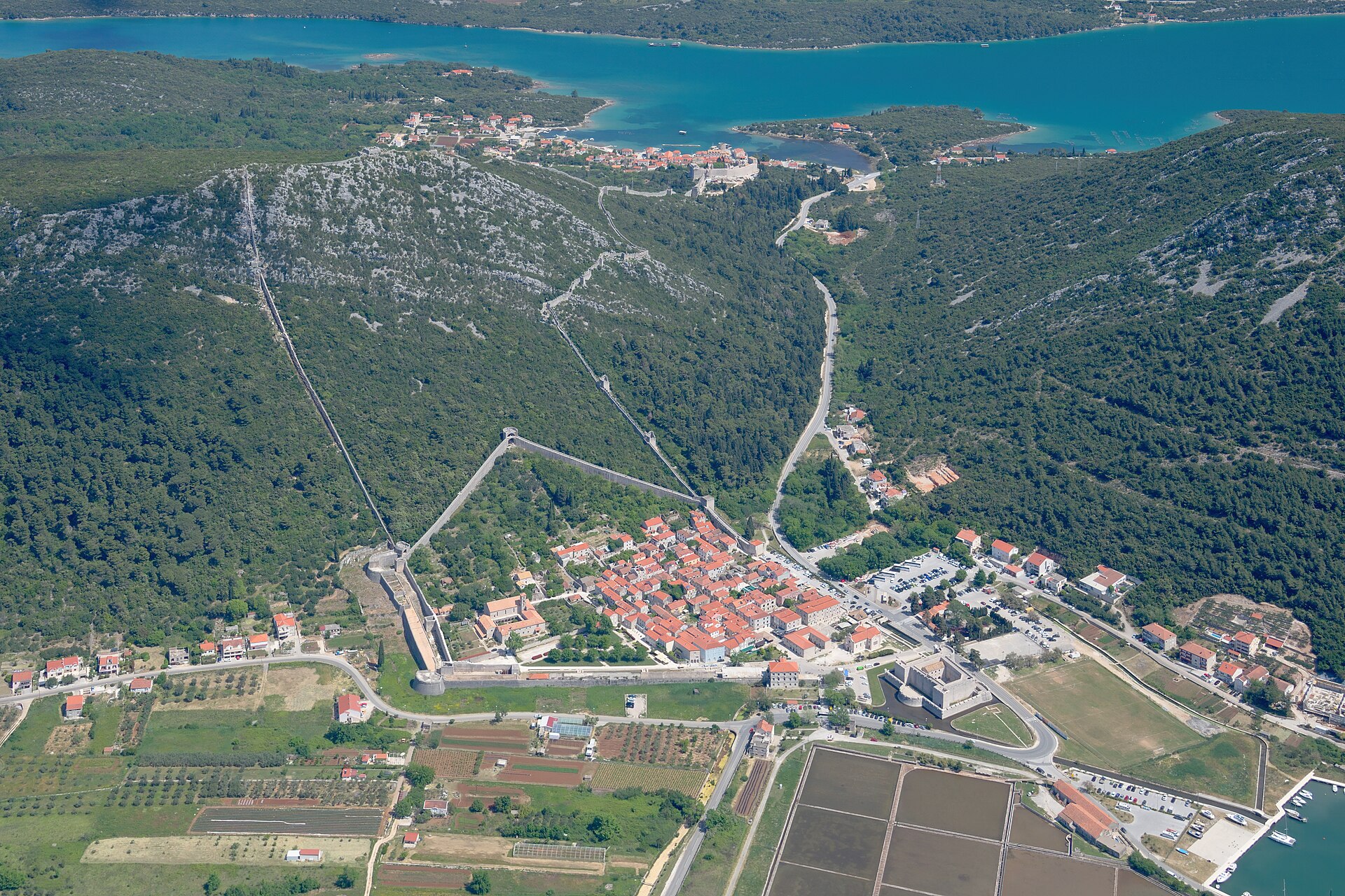 Ston och murarna på Pelješac sedda från luften